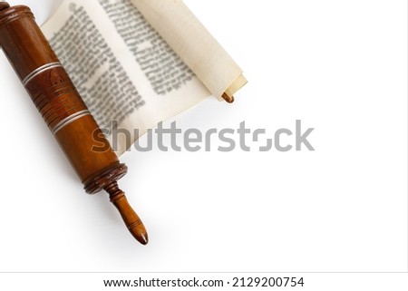 Book of Esther. Jewish people reads the book of Esther (the megillah), as part of the traditions of the holiday of Purim Foto stock © 