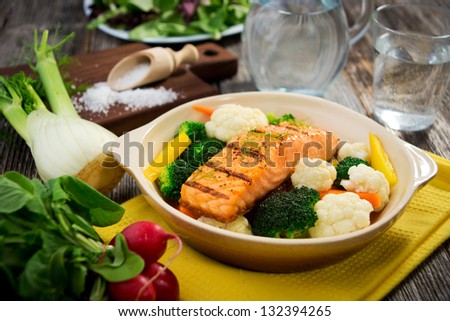 Fillet of salmon with cooked vegetables