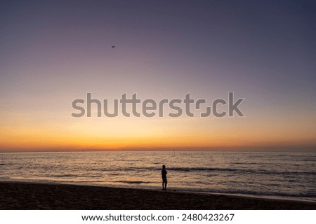 Similar – Foto Bild Reisende Silhouetten betrachten das Meer vom Strand bei Nacht