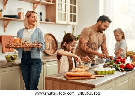 Similar – Foto Bild Mann bereitet gesundes Frühstück mit Obst und Haferflocken im Freien auf dem Campingplatz. Nahaufnahme von männlichen Händen schneiden Äpfel und Bananen für das Frühstück