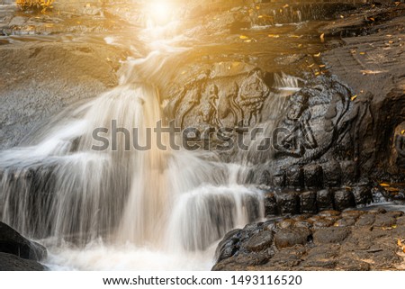 The waterfall flows through the carved statue at Kbal Spean near Siem Reap, Cambodia Imagine de stoc © 
