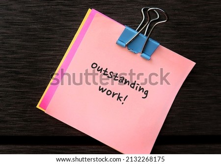 Pink note on wood copy space background with text OUTSTANDING WORK!, to praise someone for something they have done well -Boss or manager recognizing employees for good work Foto d'archivio © 