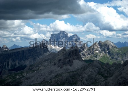the Sass de Stria, facing the Tofana di Rozes and the Lagazuoi, Dolomites, Italy Foto stock © 