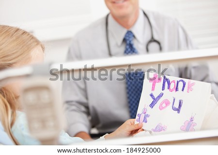 Hospital: Girl Gives Doctor a Thank You Note