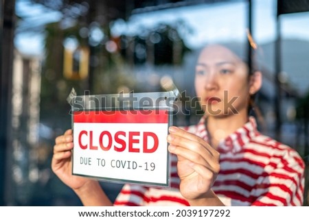 Foto Bild Schließen Sie das Schild am Fenster für kleine Unternehmen.