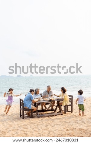 Foto Bild Mann beim Essen auf Terrasse mit Blick von oben