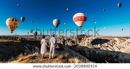 Similar – Foto Bild Paar Touristen, die vor erstaunlicher Aussicht stehen