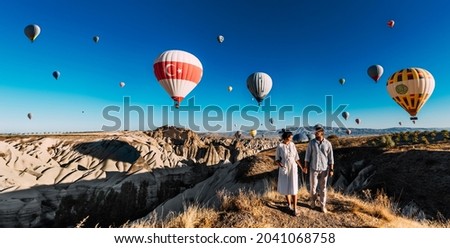 Similar – Foto Bild Paar Touristen, die vor erstaunlicher Aussicht stehen