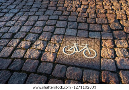 Foto Bild Hinweis Zeichen Radweg auf Straße