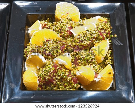 Tuna with oranges and pistachios
