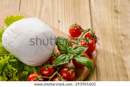 Mozzarella cheese and cherry tomatoes, texture