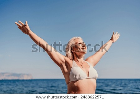 Similar – Foto Bild Ältere Frau am Ufer eines Strandes. Ältere Frau, die ihren Ruhestand an einem Strandort genießt.