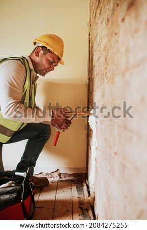 Contractor remodeling the home interior Photo stock © 