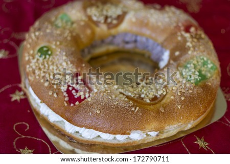 Christmas cake typical of Spain which is eaten on January 6, made of sponge cake and candied fruits