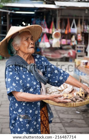 INDONESIA - JULY 13 : Women sells souvenirs at the local market in Yogyakarta. This market is also a tourist attraction in Yogyakarta, Indonesia on July. 13, 2014.