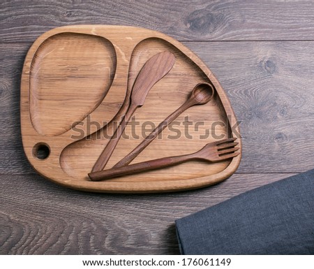 A wooden plate and wooden cutlery