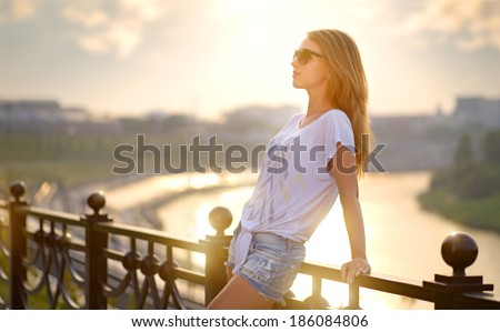 Portrait of a beautiful fashion girl in sunglasses