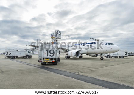 ROISSY, FRANCE - OCTOBER 10, 2014 : Airliner Airbus A319 from Air France during cleaning