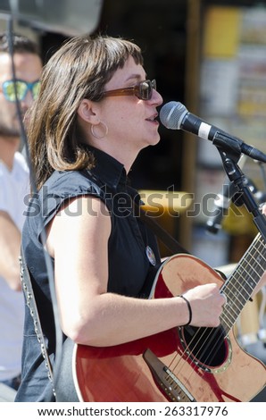 SEGOVIA, SPAIN - SEPTEMBER 20, 2014: A young group of folk music Alida y Luna callejera, playing in the main square free for anyone who wants to listen.