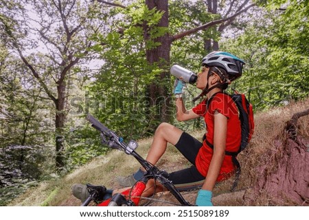 Foto Bild Junge Radfahrerin macht pause