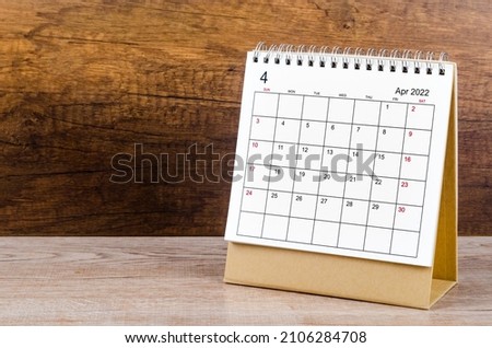 The April 2022 desk calendar on wooden background. Foto d'archivio © 