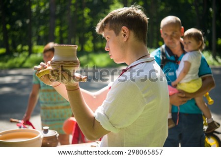 Various volunteers carried out in the park to them. Pushkin free training the art of pottery. Kiev. Ukraina.23.05.2015