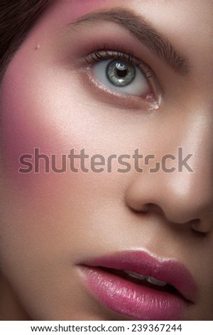 Close up portrait of belle young girl with green eyes, pink cheeck colors, pink eye-shadows and rose lipstick, with head to the right looking up and breathing through her open lips on dark background