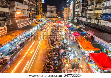 CHIANG MAI, THAILAND - JANUARY 27 : Crowded people walking through the market at Warorot Market (Kad Luang) on Jan 27, 2015 in Chiangmai, Thailand.