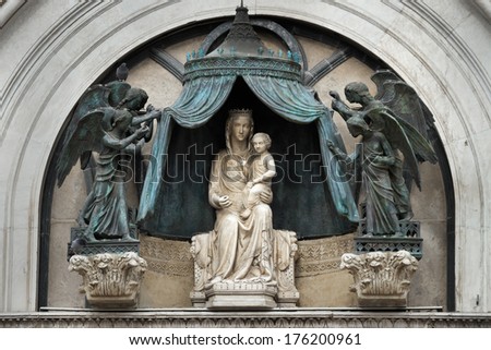 Statue Mary (Saint Mary or Virgin Mary) and the Jesus on the Duomo portal in Orvieto, Umbria,  Italy