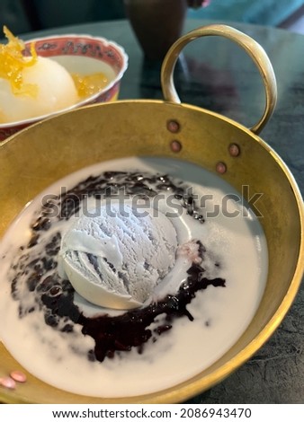 bi-co-moi, black sticky rice with coconut milk topped with butterfly pea ice cream Photo stock © 