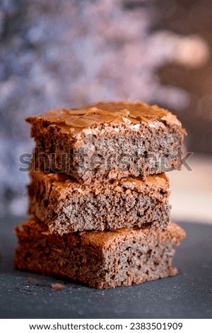 Foto Bild Stapel von Brownies mit gefrorenen Himbeeren. Schokoladenkuchen-Haufen