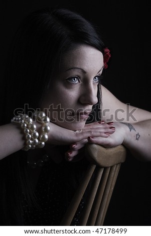 a vintage 1940s styled girl with pearl jewellery