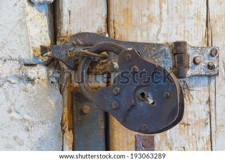 The forgotten door and old lock