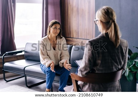 A young woman in a consultation with a professional psychologist talks about her problems. A modern woman in a trust conversation with a professional adviser decides what to do. Foto stock © 