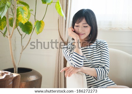 Young woman who sits down on a chair