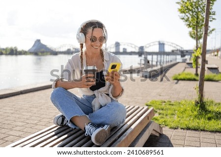 Similar – Foto Bild Hipster-Frau mit Kopfhörern auf der Straße stehend