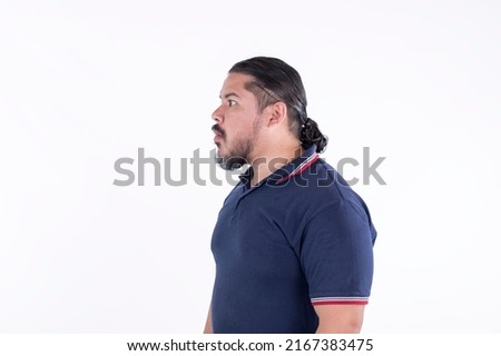 Side view of a man in his late 30s with a ponytail ogling at someone or dumbfounded in shock. Imagine de stoc © 