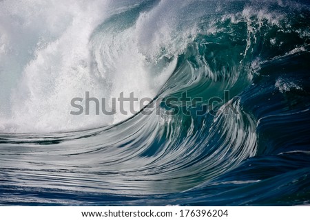 Shore Break wave on Hawaii\'s North Shore