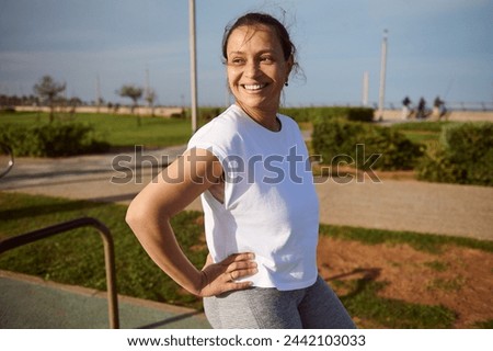 Similar – Foto Bild Junge ethnische Sportlerin läuft auf dem Laufband, während sie in einem modernen Fitnessstudio trainiert