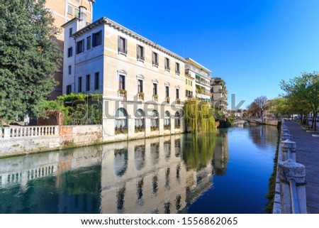 Treviso town, with the ancient buildings refleted on the  Sile river, Veneto, Italy Foto stock © 