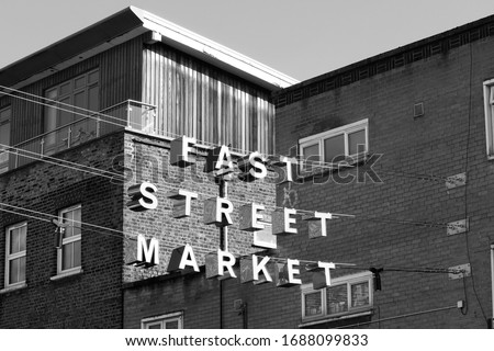 A black and white image of the sign hanging above the East Street Market, a street market in Walworth, South London, which is also known as'The Lane', or 'East Lane'.  Image has copy space. Stock foto © 