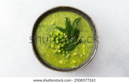 Foto Bild Leckere Erbsensuppe in Schüsseln auf dem Tisch