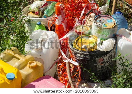 Waste post repair and painting garbage plastic and residues of chemicals lie on the grass, environmental pollution with toxic substances, bad ecology Stockfoto © 