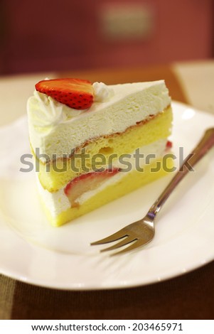 close up strawberry cheese cake in white dish