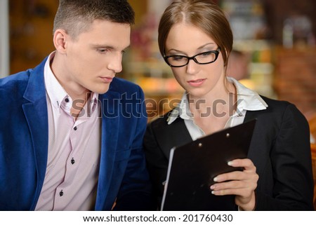 Businessman and business women having a meeting in cafe.