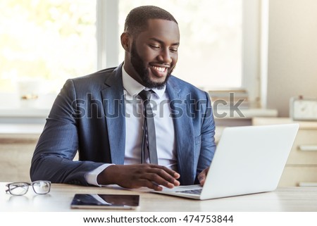 Similar – Foto Bild Afro-Jugendlicher, der ein Mobiltelefon benutzt.