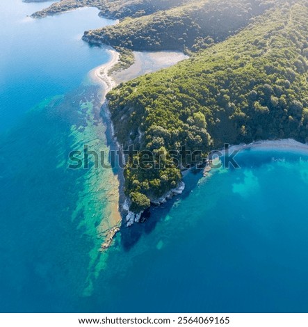 Foto Bild Erstaunlich üppige Halbinsel im blauen Meer