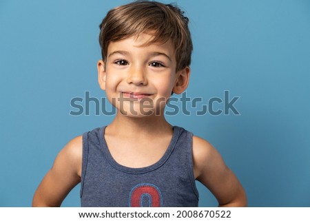 Similar – Foto Bild Fröhliche kleine Jungen und Mädchen spielen auf dem Spielfeld mit Fussball. Kinder, die im Freien Spaß haben. Konzept des Sports.