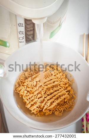 put hot water on noodle measurable : How to cook Instant noodles by step