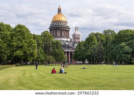SAINT PETERSBURG, RUSSIA - JUNE 11, 2015: Garden of Saint Isaac\'s Cathedral in St. Petersburg, Russia.